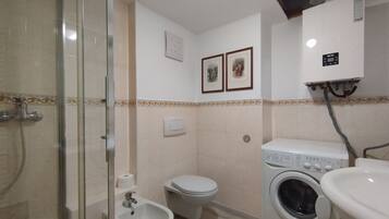 Dusche, Haartrockner, Bidet, Handtücher