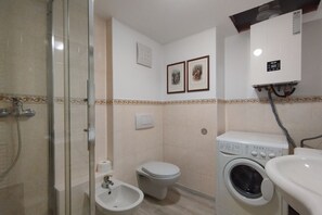 Doccia, asciugacapelli, bidet, asciugamani