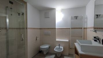 Een douche, een haardroger, een bidet, handdoeken