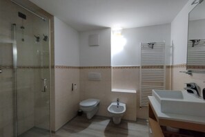 Dusche, Haartrockner, Bidet, Handtücher