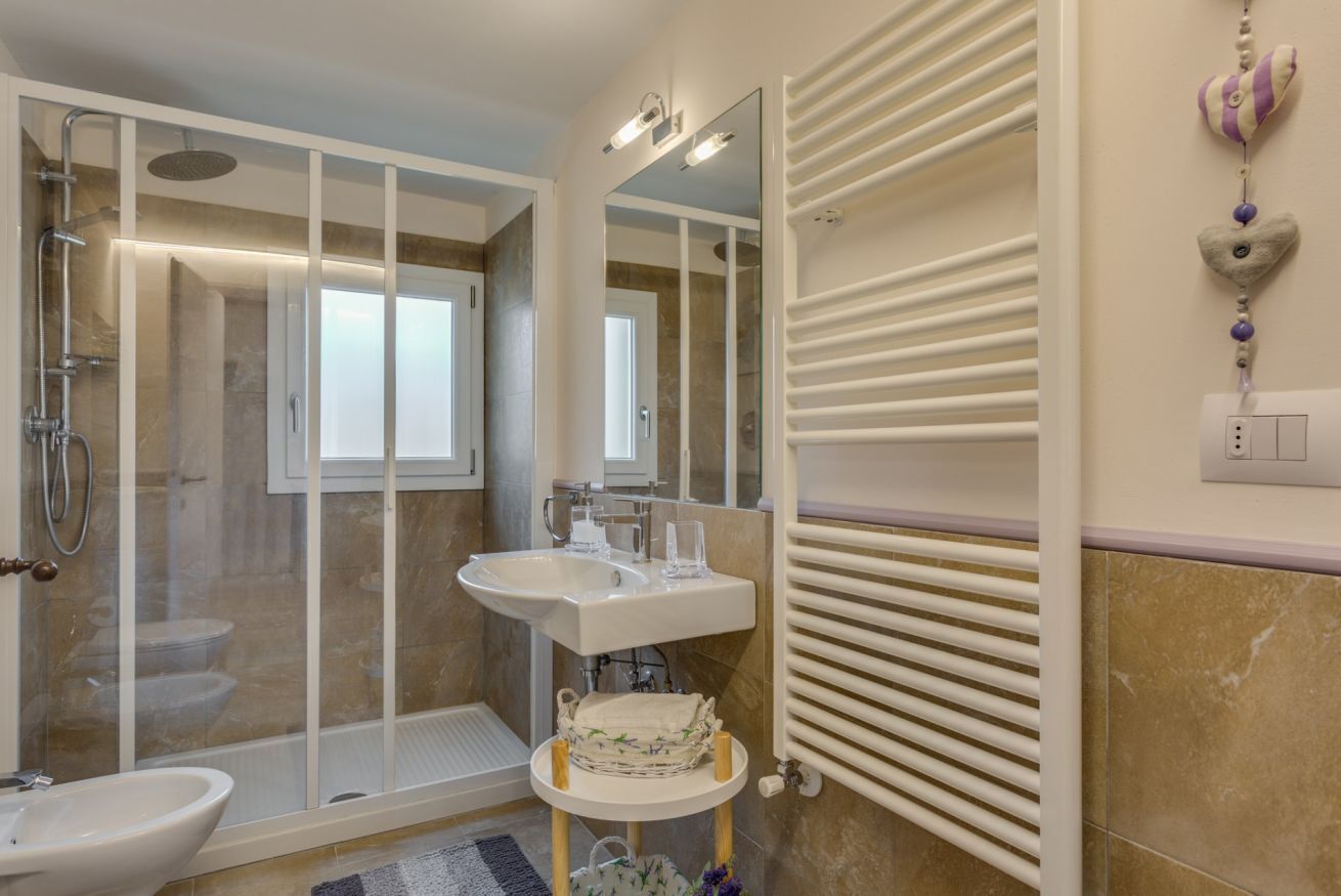 Shower, free toiletries, hair dryer, bidet