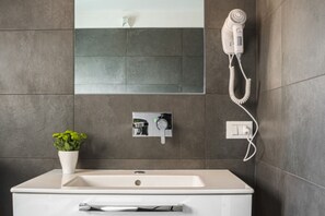 Douche, sèche-cheveux, serviettes fournies