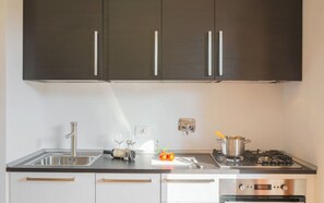 Jääkaappi, mikroaaltouuni, uuni, astianpesukone