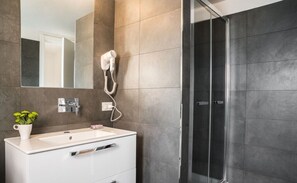 Douche, sèche-cheveux, serviettes fournies