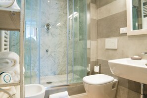 Dusche, Haartrockner, Bidet, Handtücher
