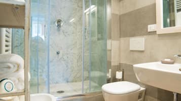 Doccia, asciugacapelli, bidet, asciugamani