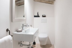 Regadera, secadora de cabello, bidet, toallas 