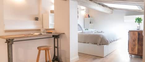 2 habitaciones, escritorio, tabla de planchar con plancha y wifi