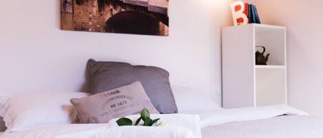 2 bedrooms, desk, iron/ironing board, WiFi