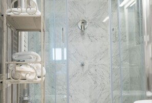 Dusche, Haartrockner, Bidet, Handtücher