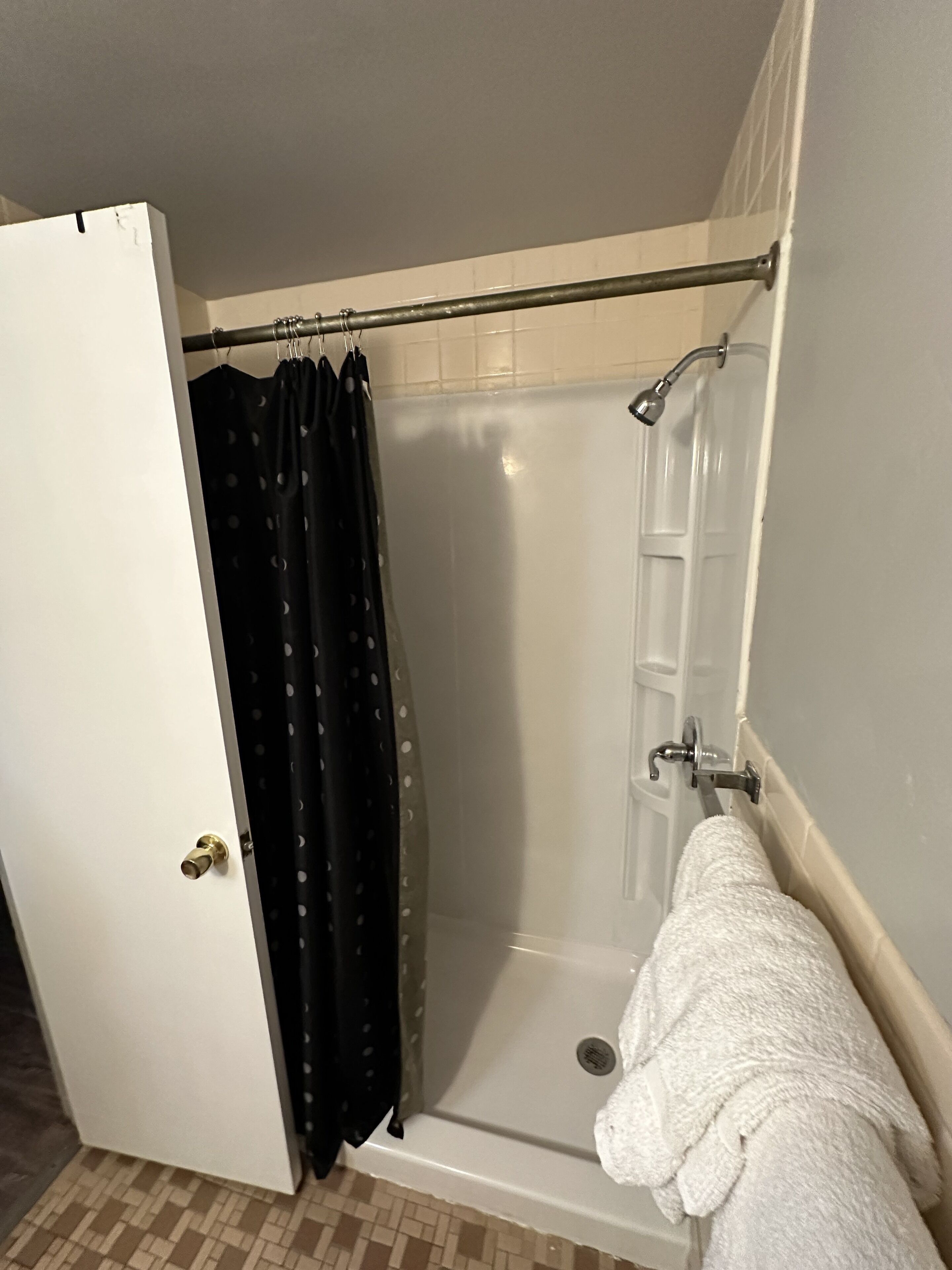 Basic Room | Bathroom