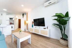 TV - MalagaSuite Cozy Studio & Pool Torremolinos (Torremolinos)