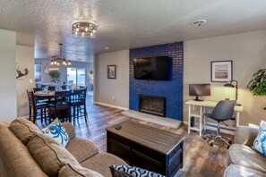 Smart TV, fireplace