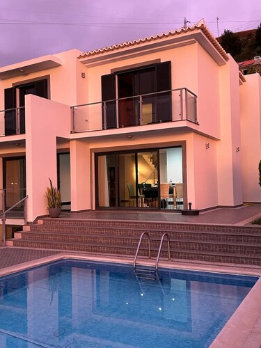 Luxury Haven: Heated Pool, AC & Sun