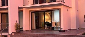 Luxury Haven: Heated Pool, AC & Sun 
