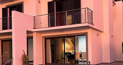 Luxury Haven: Heated Pool, AC & Sun