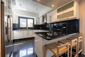 Microwave, oven, stovetop, dishwasher - Luxury Haven: Heated Pool, AC & Sun 
 (Ponta do Sol)