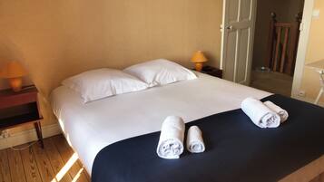 4 slaapkamers, een bureau, een strijkplank/strijkijzer, gratis wifi