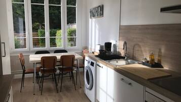 Réfrigérateur, micro-ondes, four, plaque de cuisson