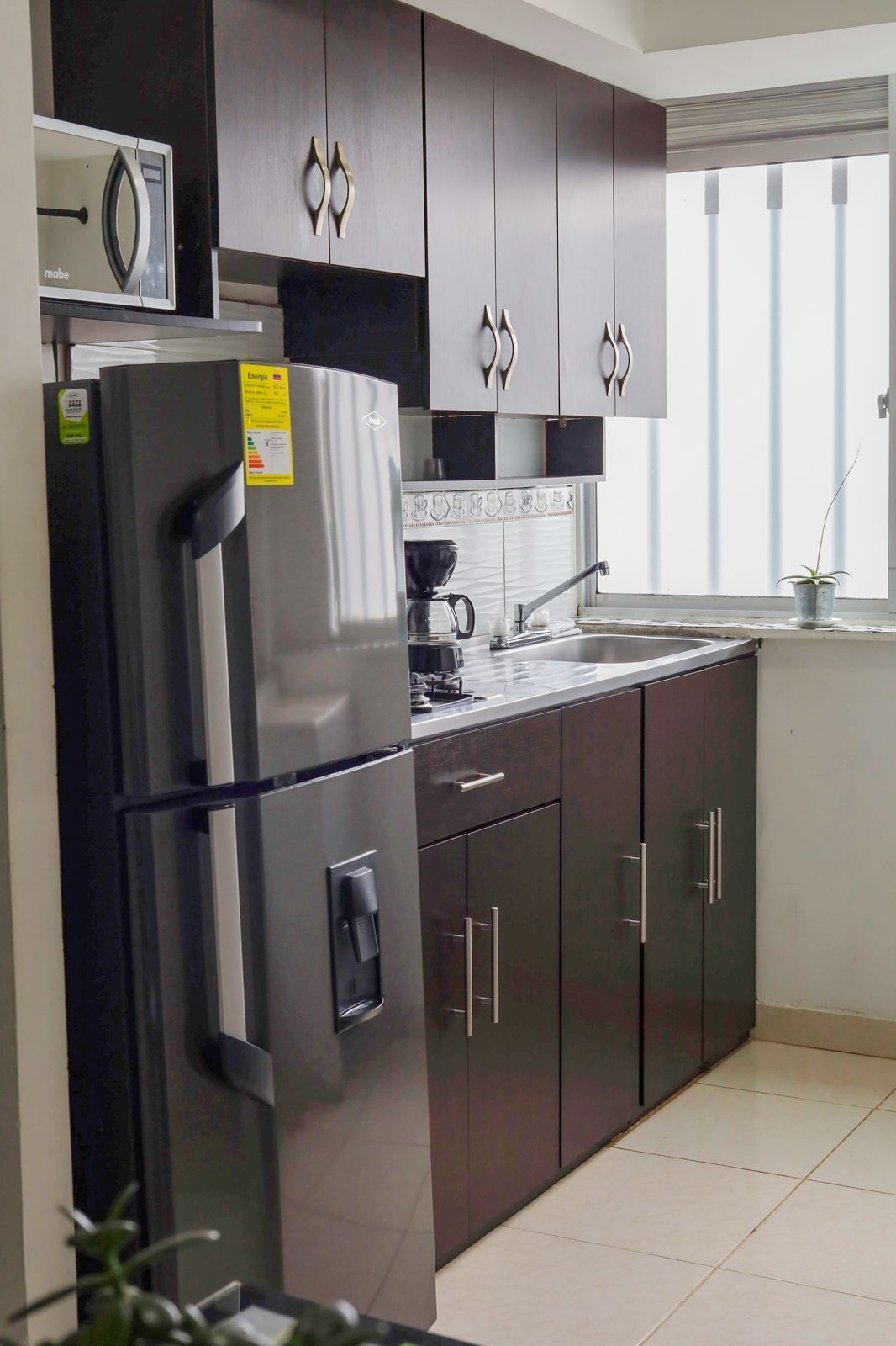 Frigorífico, microondas, horno y utensilios de cocina