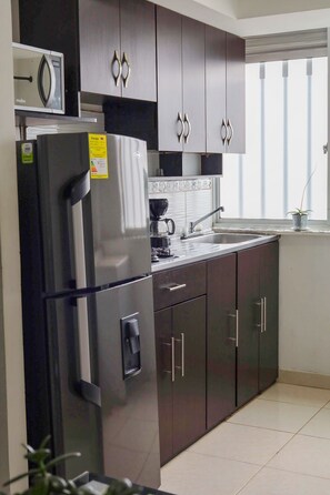 Fridge, microwave, oven, cookware/dishes/utensils - Apartamentos Turismo Parque DEL Cafe (La Julia)