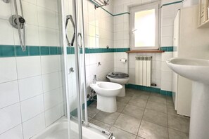 Shower, bidet, towels -  M102 - Marcelli, delightful three-room apartment with garden (Marcelli)