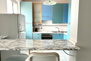 Fridge, oven, dining tables -  M102 - Marcelli, delightful three-room apartment with garden (Marcelli)