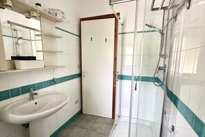 تجهيزات دش، مراحيض شطف، مناشف