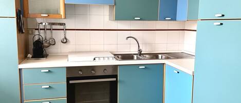 冷蔵庫、オーブン、ダイニングテーブル