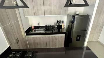 雪櫃、咖啡機/沖茶器、多士爐、廚房用具/餐具/器皿