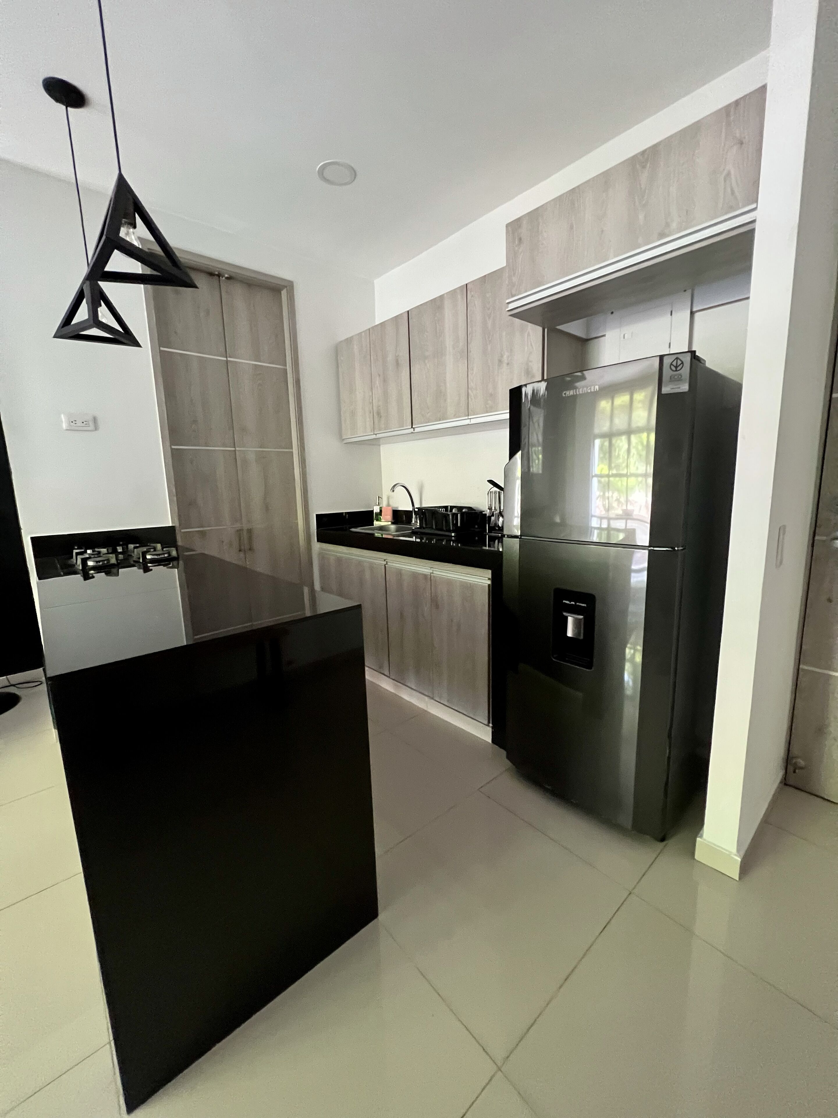 Réfrigérateur, cafetière/bouilloire, grille-pain