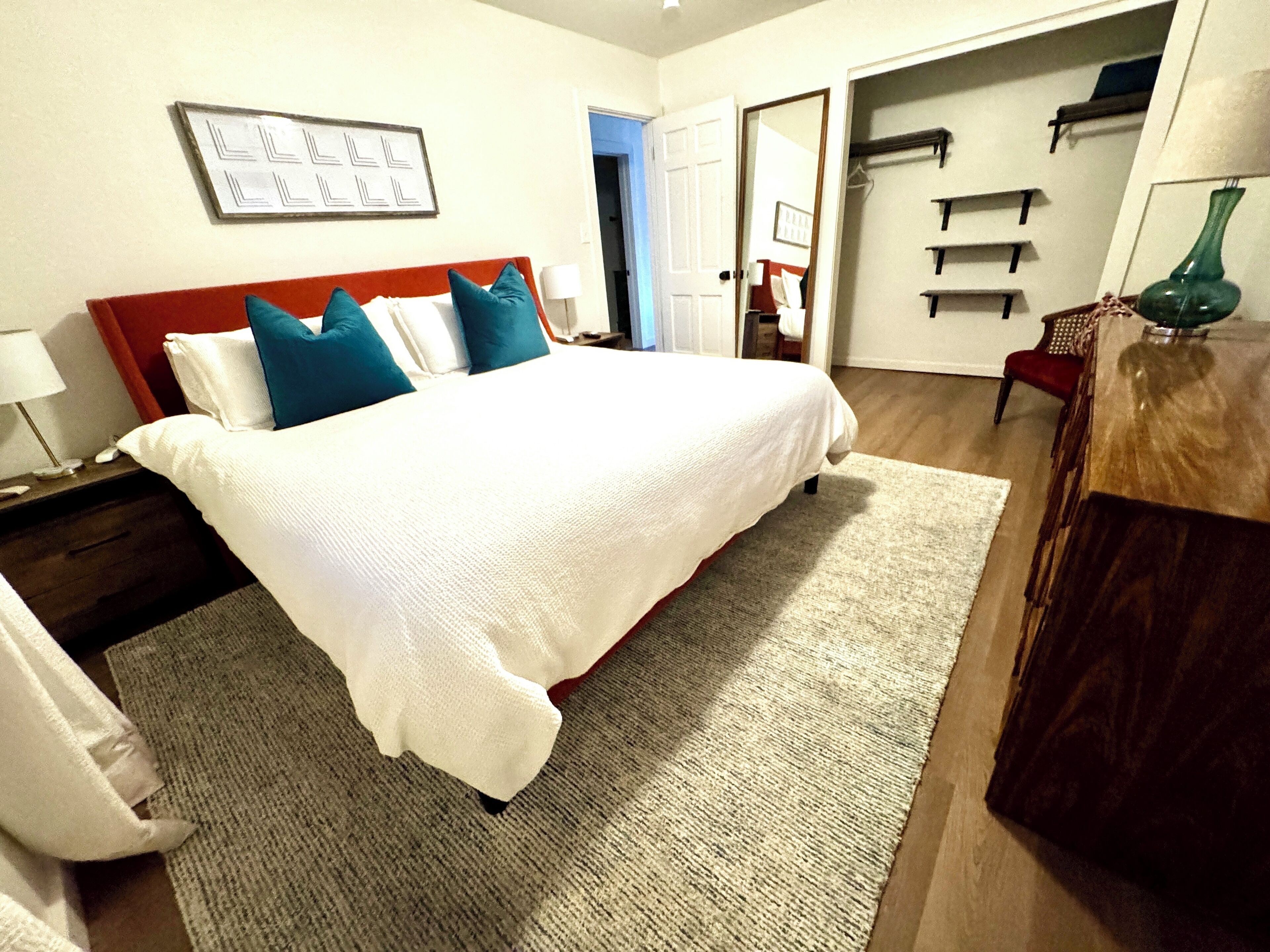 3 室のベッドルーム、アイロン / アイロン台、WiFi (無料)、ベッドシーツ