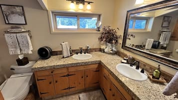 Chuveiro, secador de cabelo, bidê, toalhas de banho