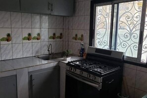 Kjøleskap, kokeplater, kaffetrakter/tekoker og hurtigmikser