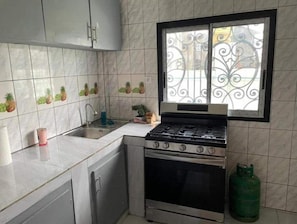 Fridge, stovetop, coffee/tea maker, blender