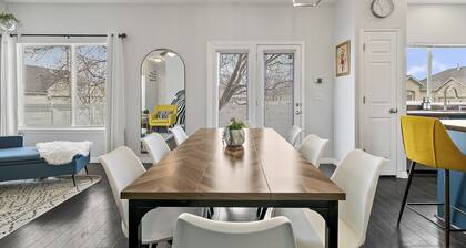 Family-Friendly, Stylish Townhouse! Fenced Yard, Garage, BBQ & Great Location!