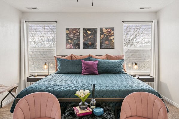 4 habitaciones, escritorio y tabla de planchar con plancha 