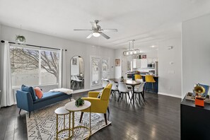 Smart TV, chimenea, videojuegos y reproductor de DVD 