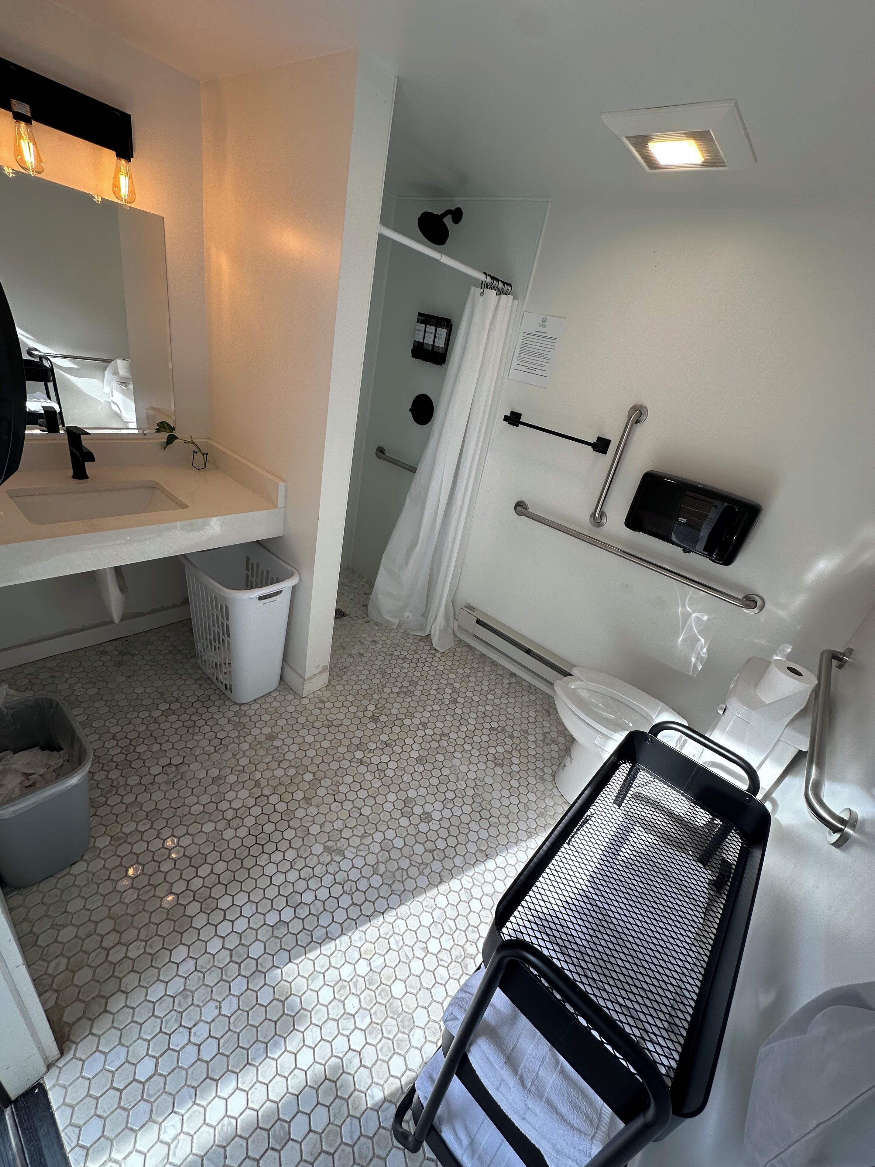 Asciugamani, sapone, shampoo, carta igienica