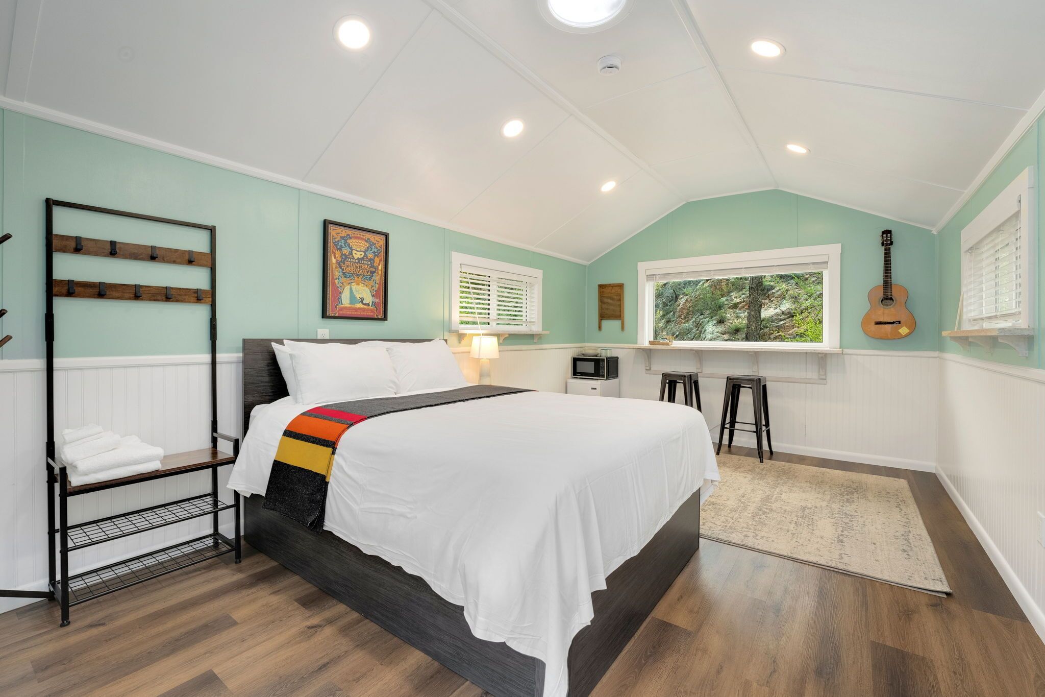 Cabaña | Decoración individual, mobiliario individual, wifi gratis y ropa de cama. Riverside Colorado