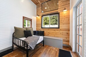 Basic Room | Individually decorated, individually furnished, free WiFi, bed sheets - Riverside Colorado (Bellvue)