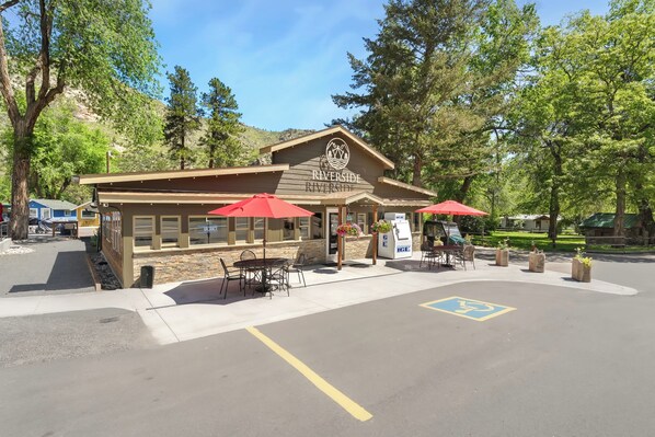 Πρόσοψη καταλύματος