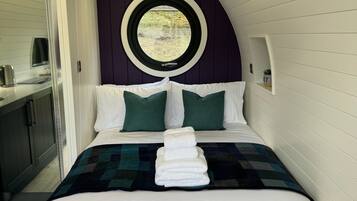 1 bedroom, bed sheets