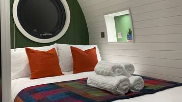 1 bedroom, bed sheets