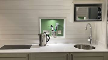 Réfrigérateur, micro-ondes, plaque de cuisson, grille-pain