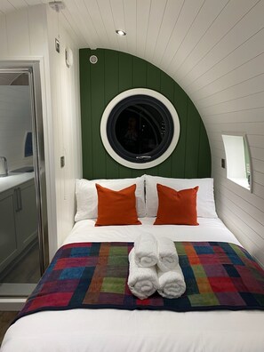 1 bedroom, bed sheets