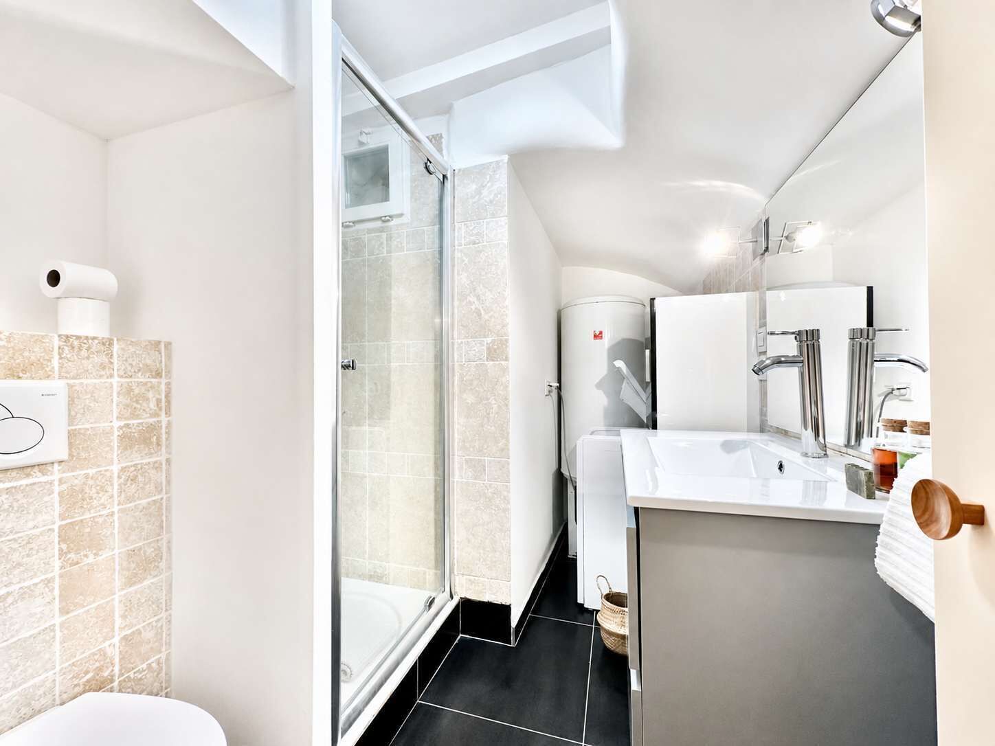 Douche, articles de toilette écologiques, sèche-cheveux