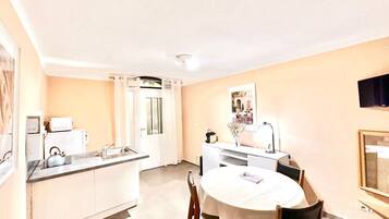 JÀÀkaappi, mikroaaltouuni, liesi, kahvin-/teenkeitin