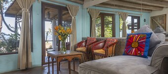 Lovely Suite with view, jacuzzi treat, home office & relax, close to everything