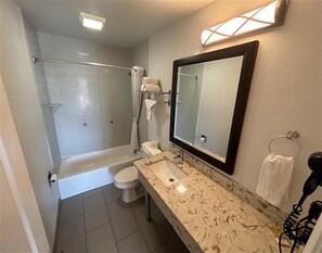 Bathroom - Motel6 Yuba City, CA (Yuba City)